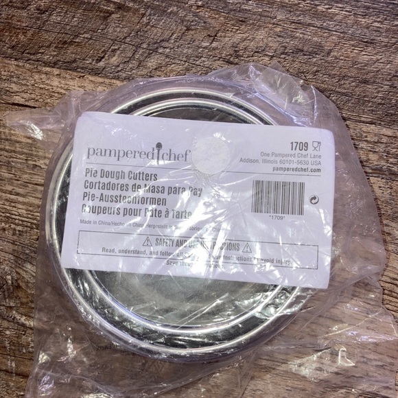 Pampered Chef Kitchen Retired Pampered Chef Pie Dough Cutters 79 New In Package Nip Poshmark